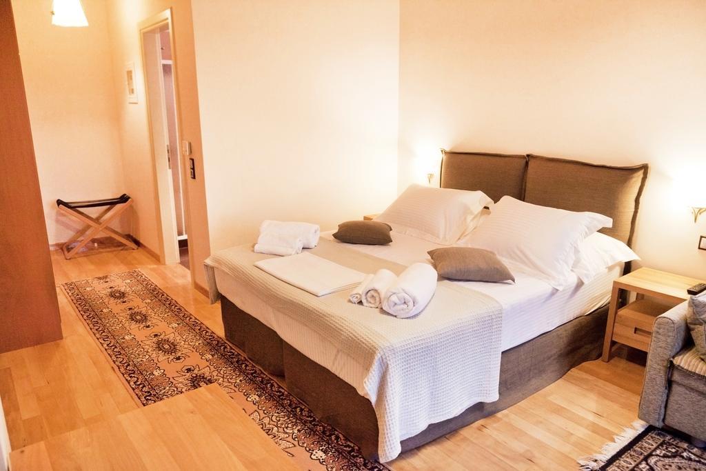 Elova Hotell Zátouna Exteriör bild